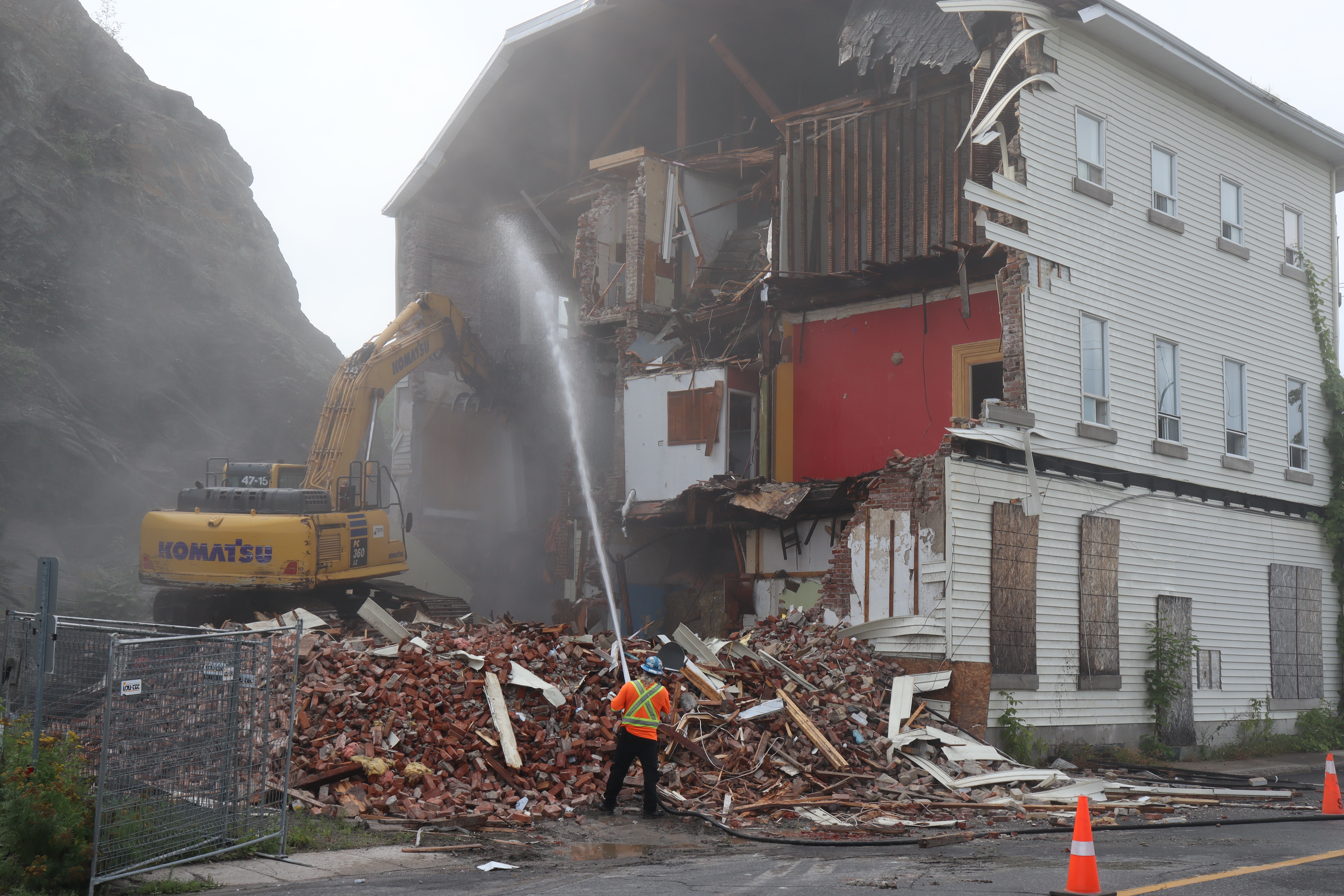 Le vieil hôtel Victoria en cours de démolition